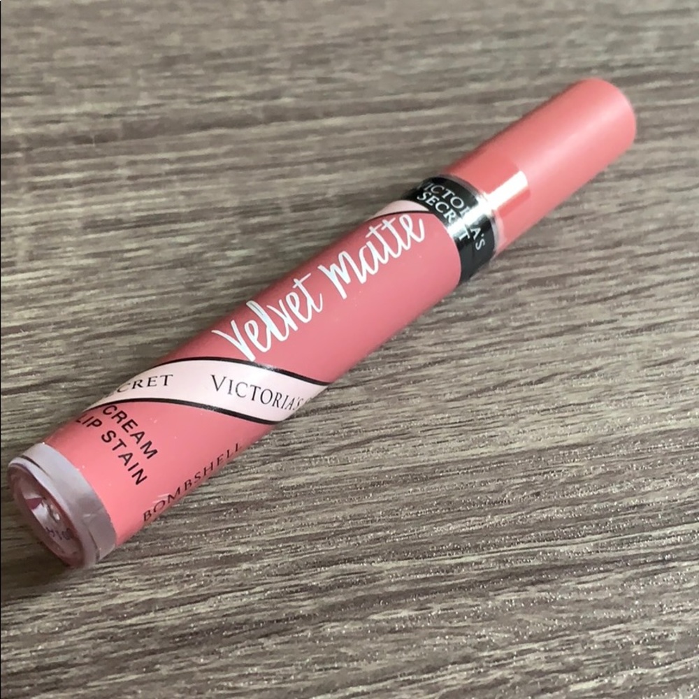 💕🛍HP!!🛍💕 NWT Victoria’s Secret lip color!